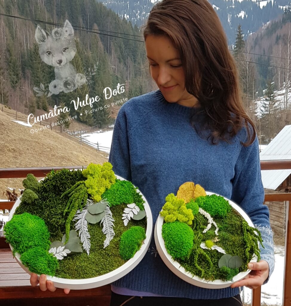 Bianca de la Cumatra Vulpe tinand 2 tablouri rotunde lucrate manual cu licheni stabilizati