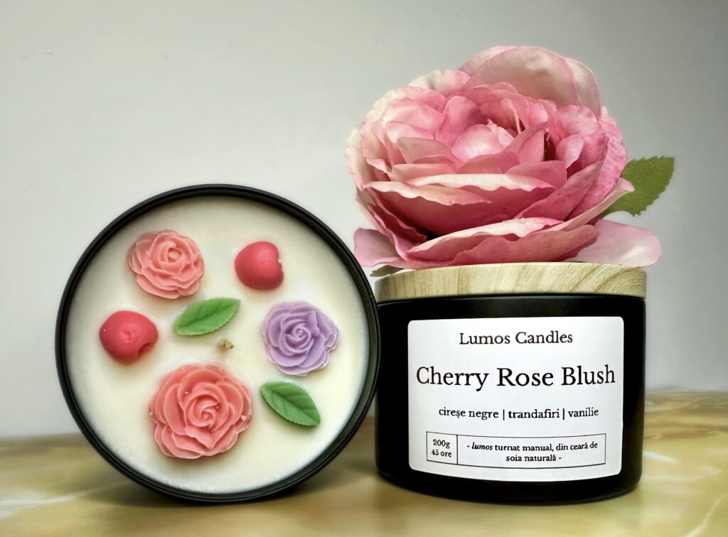 lumanare parfumata handmade cu aroma de cirese negre, trandafiri si vanilie