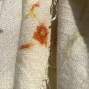 Eșarfă din lana merinos vopsită cu flori tinctoriale