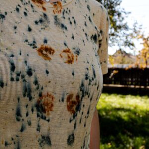 Tricou vopsit manual cu flori din lana și bumbac