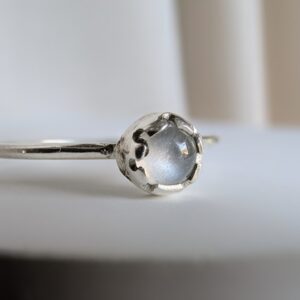 Inel minimalist din argint cu piatra lunii alba