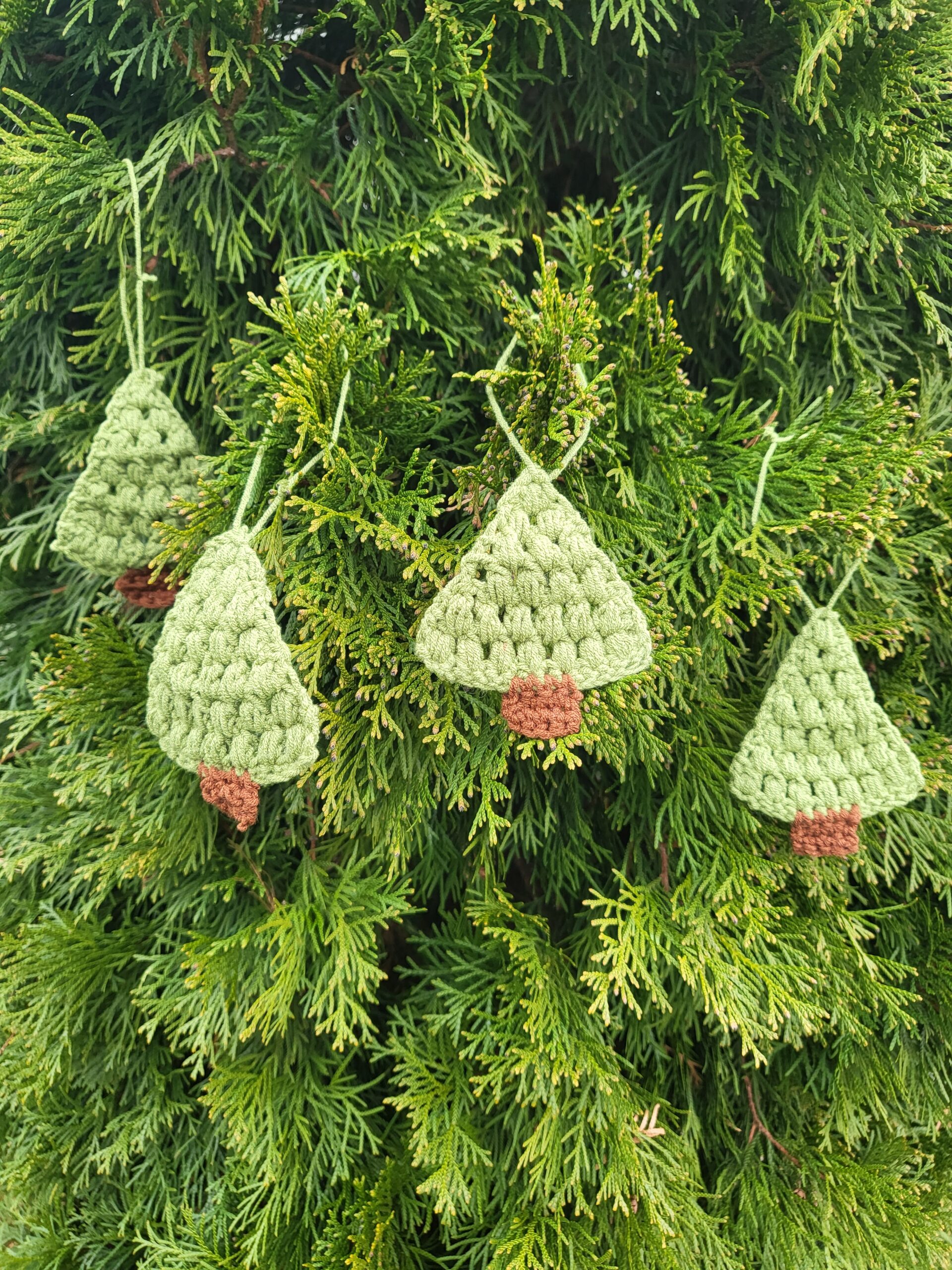 Brăduț croșetat - imagine 3