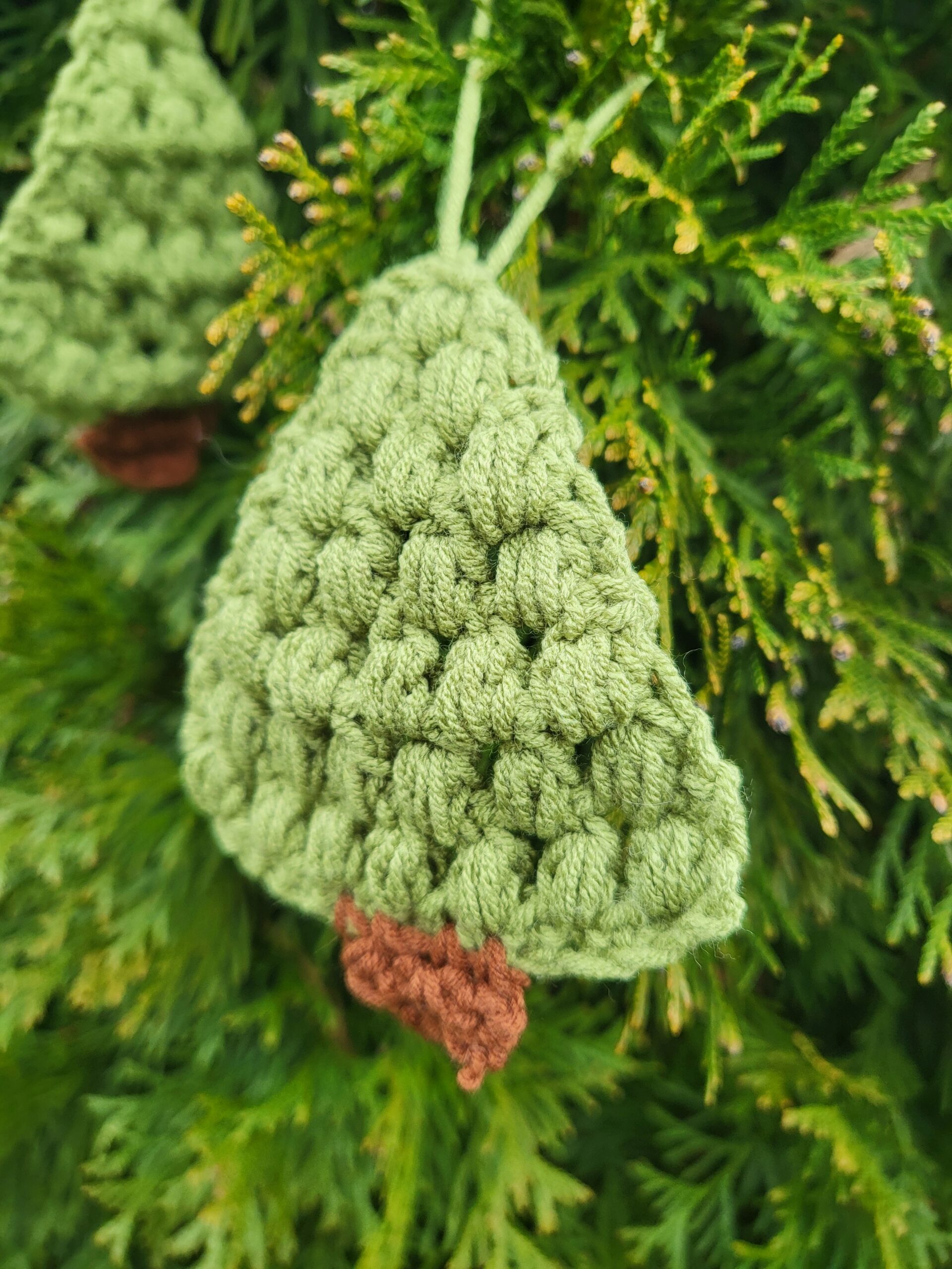 Brăduț croșetat - imagine 4