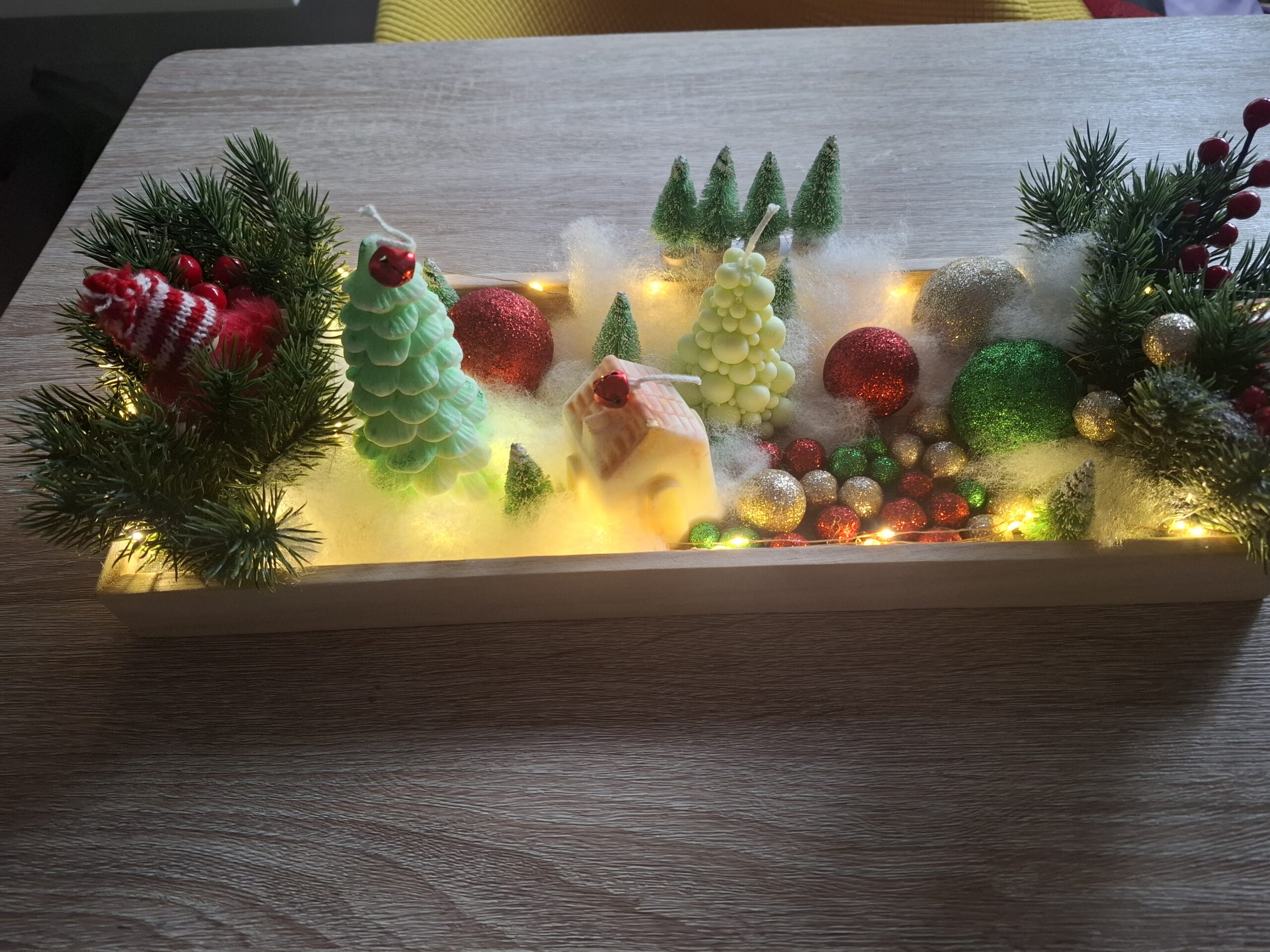 Aranjament cu luminițe pentru masa de Sărbători