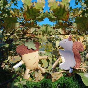 Ghinda jucăușă și veverița zâmbăreață - jucărie textilă handmade