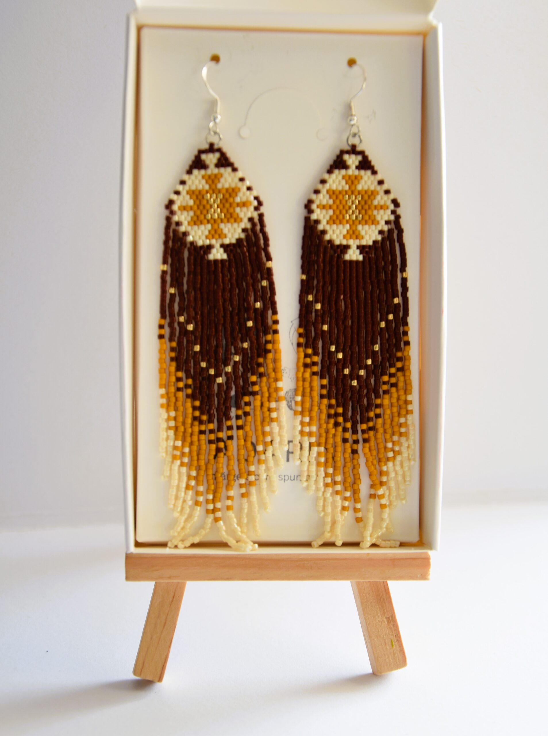 Cercei cu franjuri, din margele - model etnic maro