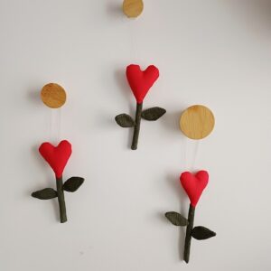 Floare decorativă handmade cu inimă, din material textil