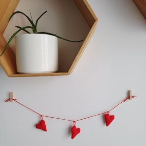 Ghirlandă handmade cu 3 inimioare din material textil – decor