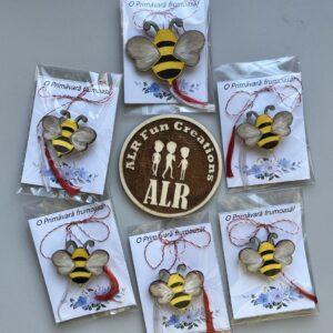 Mărțișor albinuță din lemn – pictat manual, tip broșă