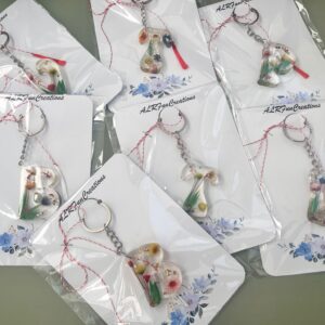 Breloc – mărțișor cu inițială din rășină și flori naturale