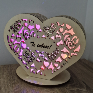 Veioză din lemn, în formă de inimă personalizată cu textul "Te iubesc" - lumină alb cald
